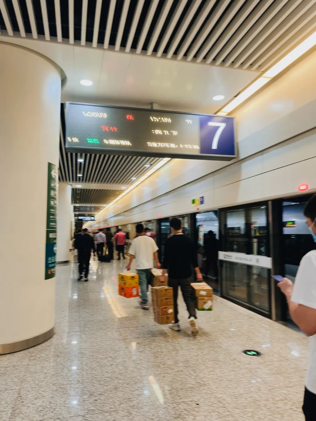 深圳1368水围街区消费回暖_香港反代购商机_做香港代购1:1有的赚吗