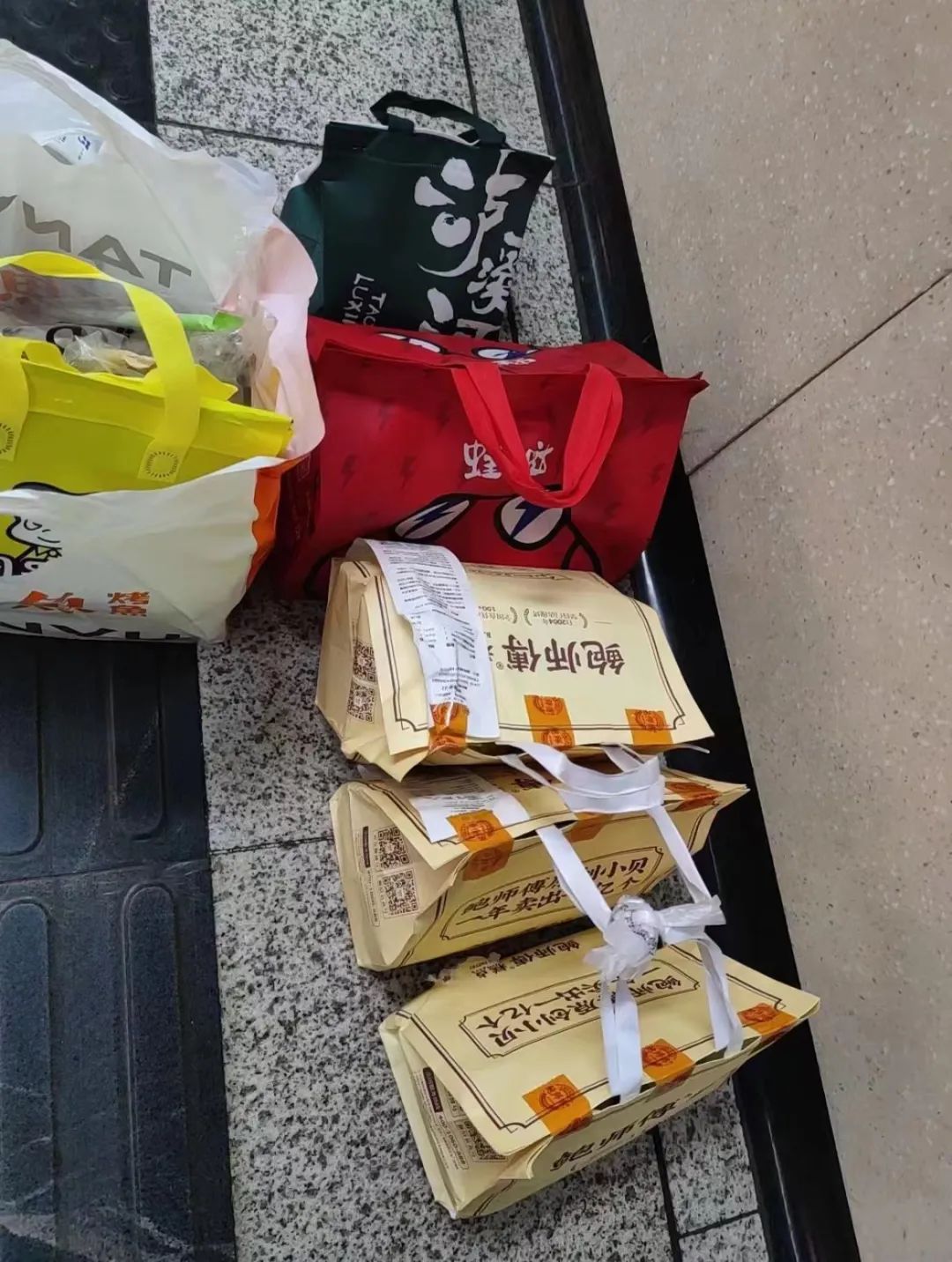 香港反代购商机_深圳1368水围街区消费回暖_做香港代购1:1有的赚吗