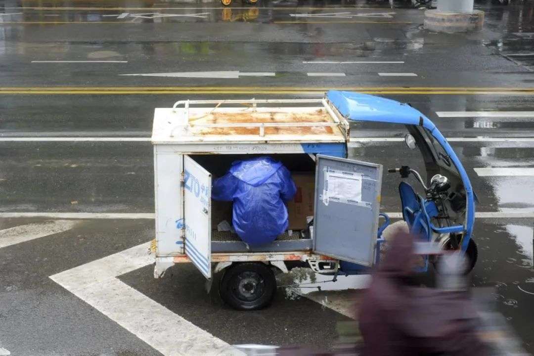 互联网公司改善底层员工待遇存疑：快递员收入与工时现状